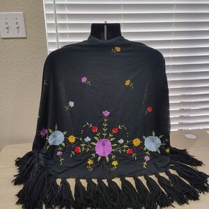 VINTAGE ROCHELLE SHAWL WRAP WOMEN OS BLACK FLORAL EMBROIDERED TASSEL BOHO ARTSY